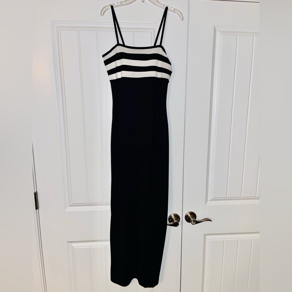 Like NEW! Newport News size 6 black formal dress, length- just above the ankle
